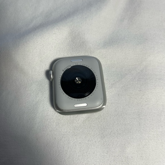 Apple Watch SE New 40MM Alluminum Case with Charger - Picture 7 of 10